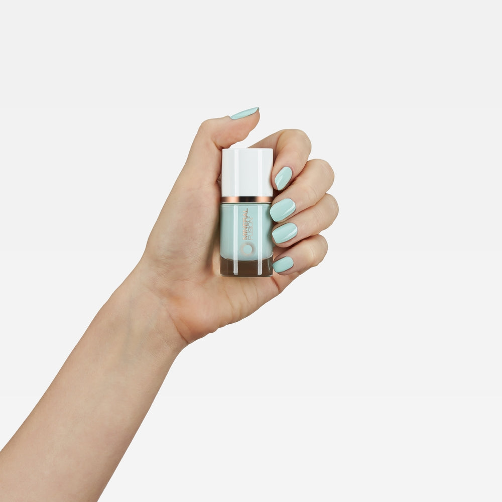 Mineral Fusion Nail Polish 600 Mint to Be (10ml) with model's hand
